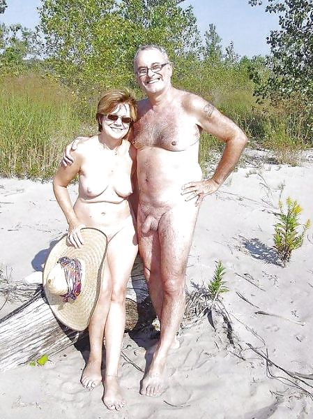 Parejas calientes
 #35879752