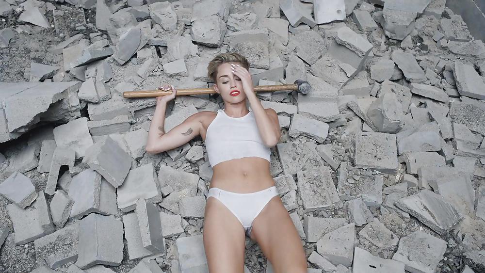 Miley cyrus video musicale wrecking ball
 #37022658