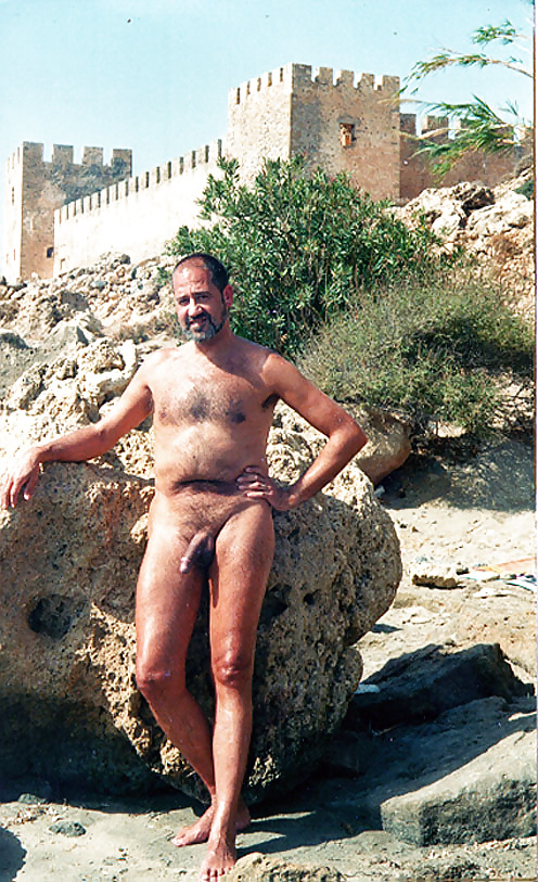 Foto di nudo e sesso all'aperto dalle nostre vacanze
 #40684893