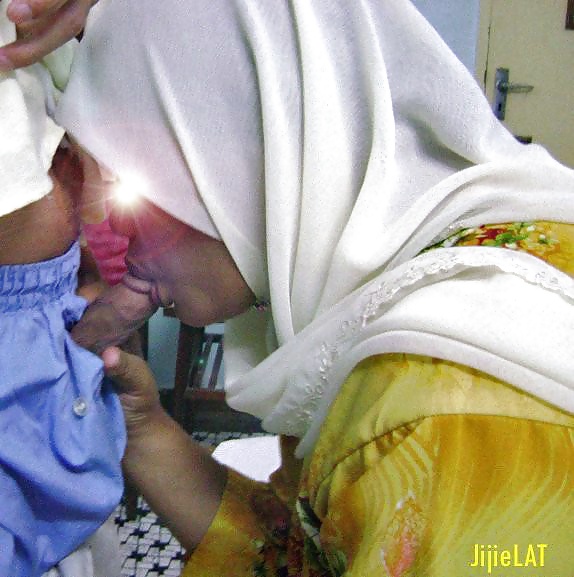 Tetek &  Tudung #38752704