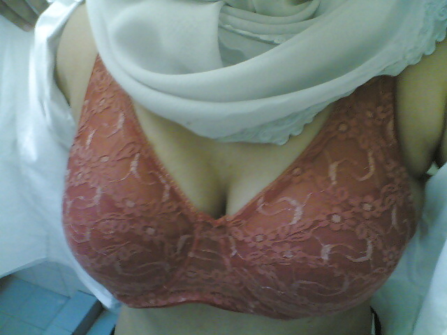 Tetek &  Tudung #38752820