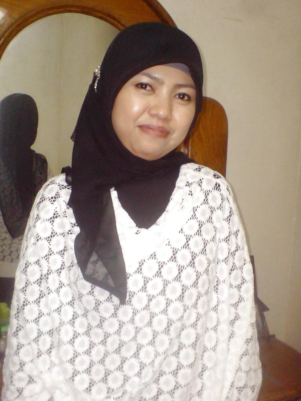 Indonesian Fille Hijab Ramoner #23806739