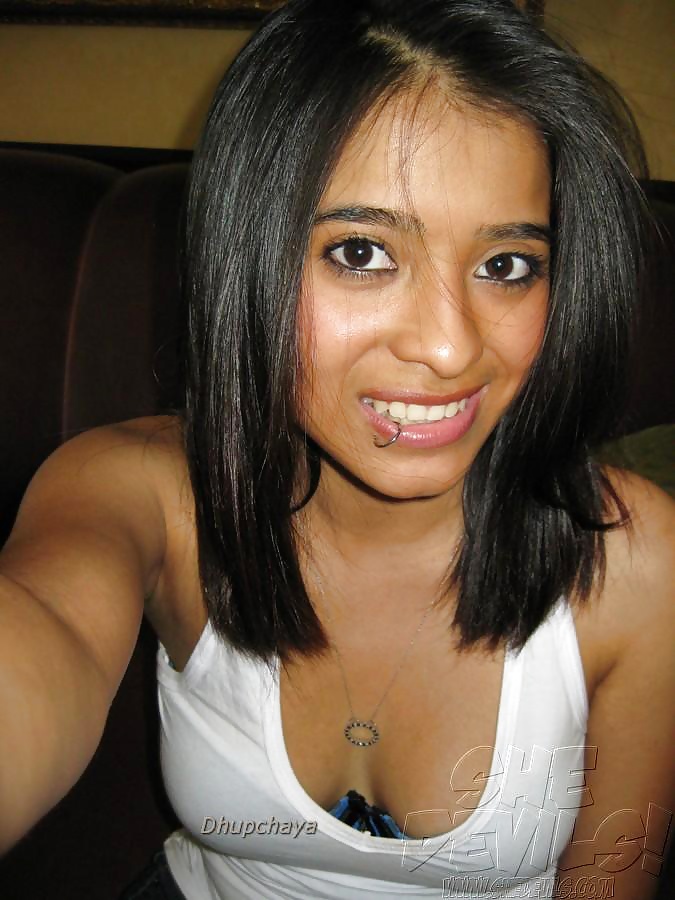 Nude Indian Desi girl friend self shot mirror picture