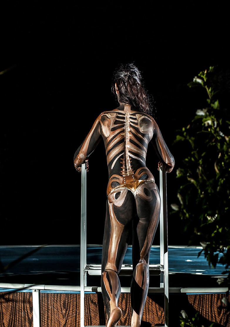 ¿Sexy o espeluznante?
 #38879440