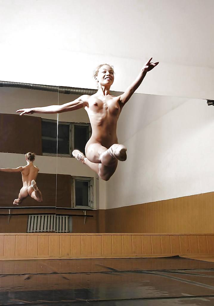 Impresionante bailarina de ballet desnuda
 #34633296