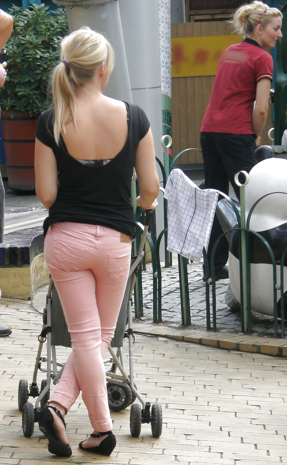 Nylons Oder Strumpfhosen Im Vergnügungspark #29823182
