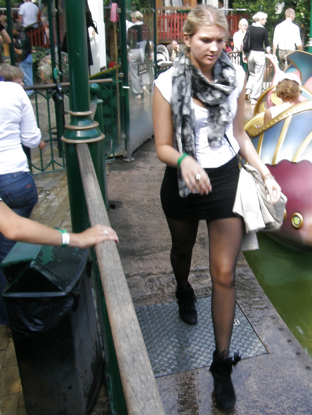 Nylons Oder Strumpfhosen Im Vergnügungspark #29823194