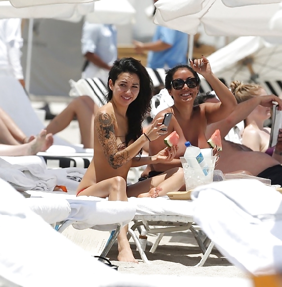 Kiara mia y su amiga en topless en la playa de miami
 #37194928