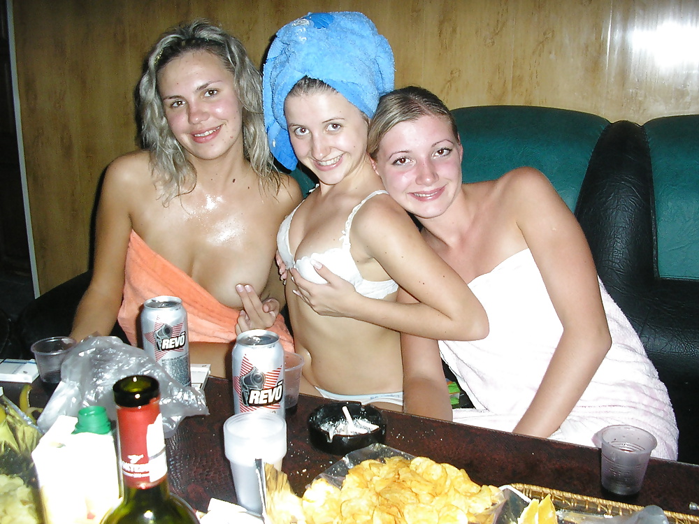 Ragazze nella sauna
 #33379527