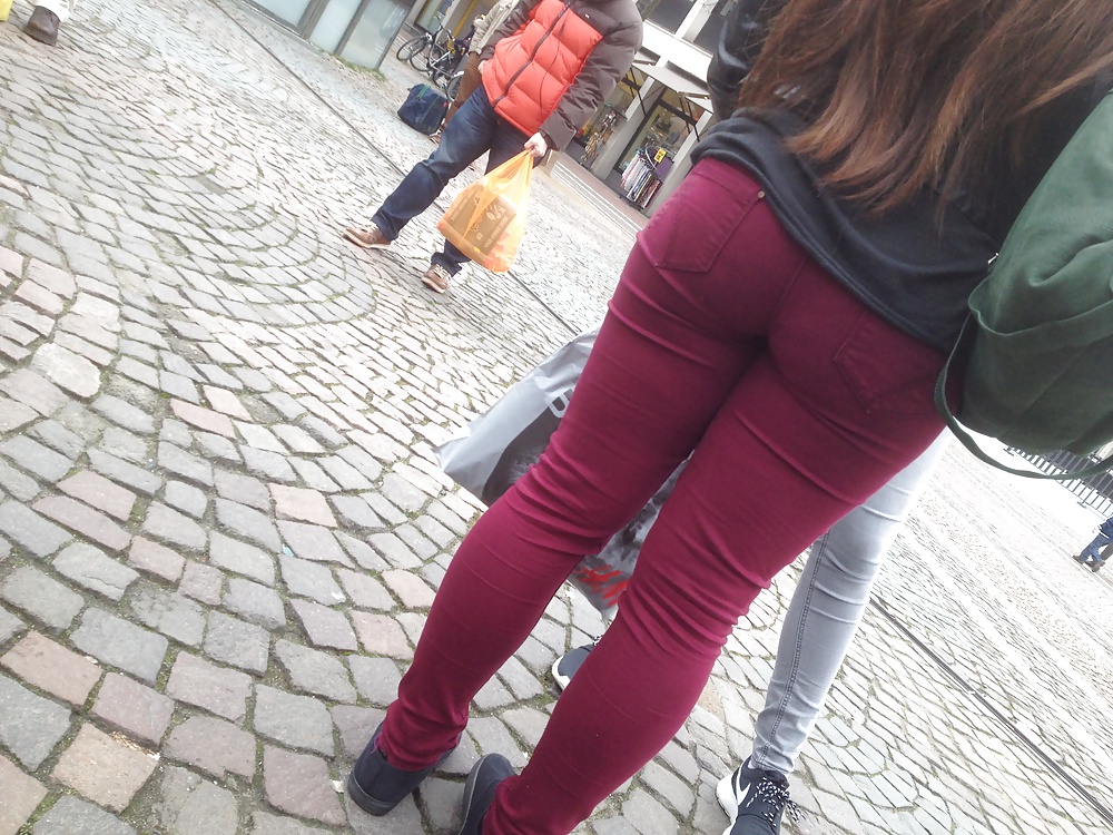 Voyeur - grande culo grasso in jeans rossi
 #26813705