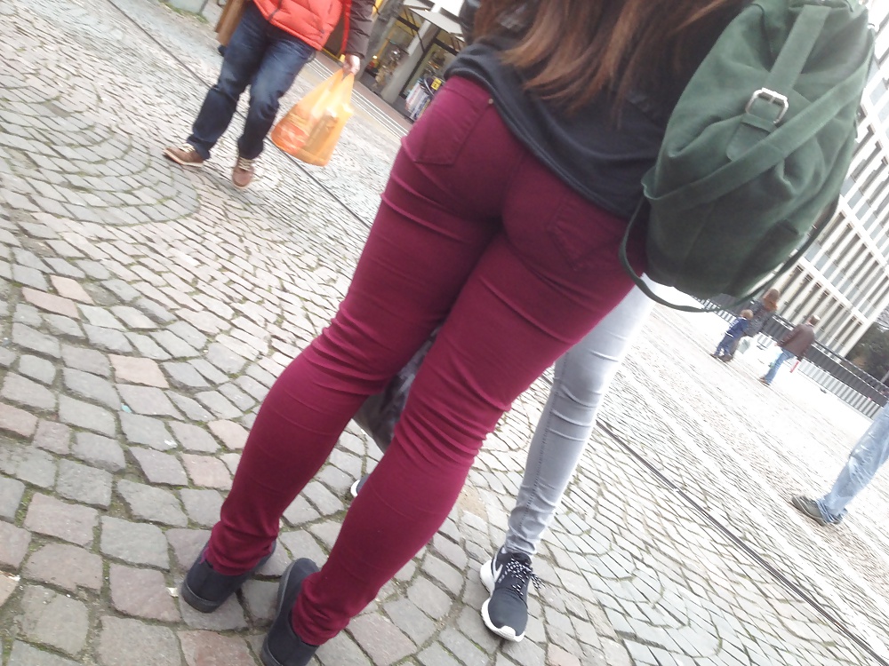 Voyeur - grande culo grasso in jeans rossi
 #26813720