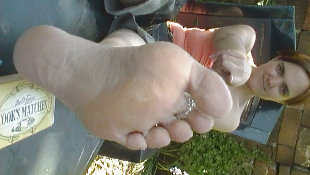 La zoccola casalinga mostra i suoi piedi e le sue suole
 #39091764