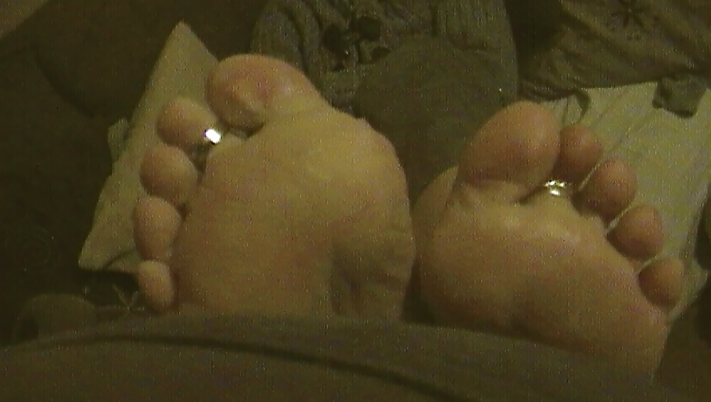 La zoccola casalinga mostra i suoi piedi e le sue suole
 #39091786