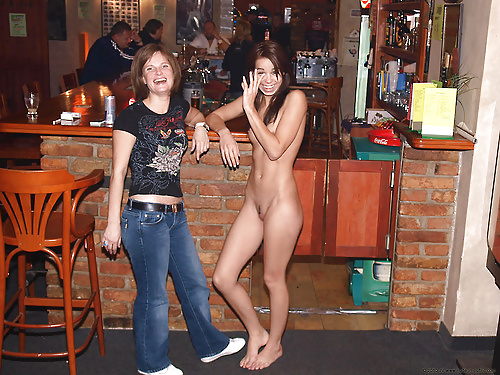 服を着た女性 裸の女性 5
 #33089813