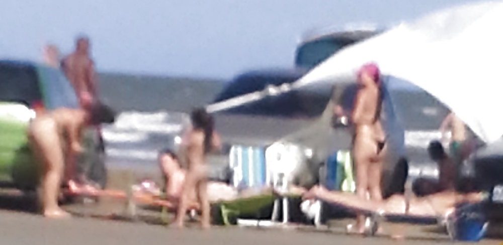 Amiguinhas se exibindo na praia - BR  #30872525