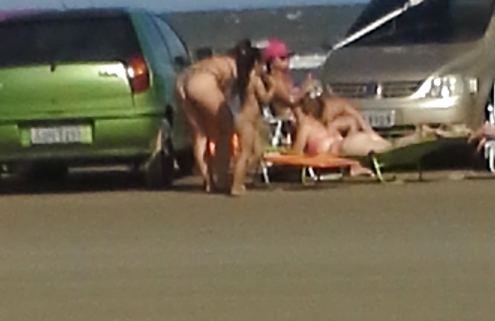 Amiguinhas se exibindo na praia - br 
 #30872532