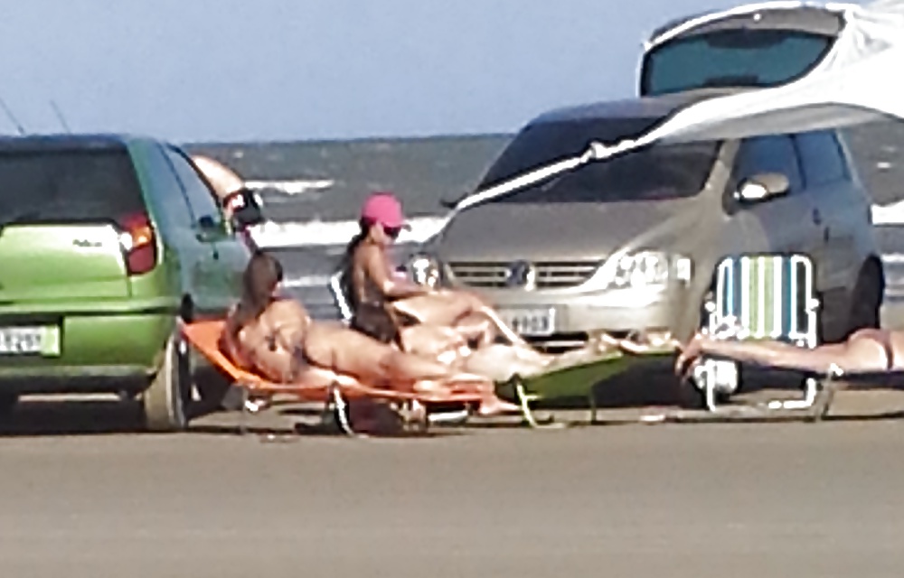 Amiguinhas se exibindo na praia - br 
 #30872536