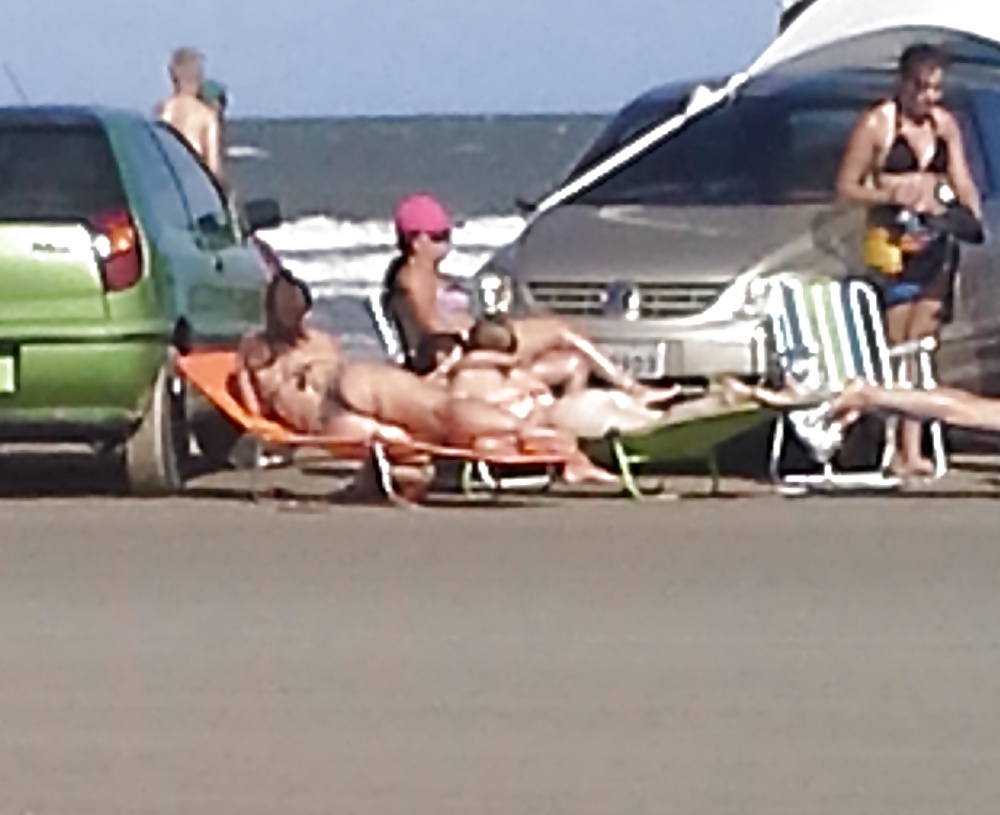 Amiguinhas se exibindo na praia - br 
 #30872540