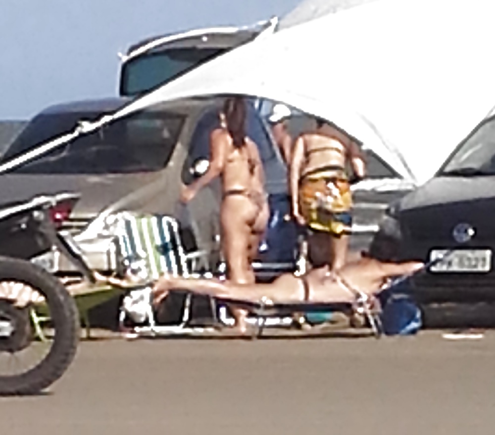 Amiguinhas se exibindo na praia - br 
 #30872544