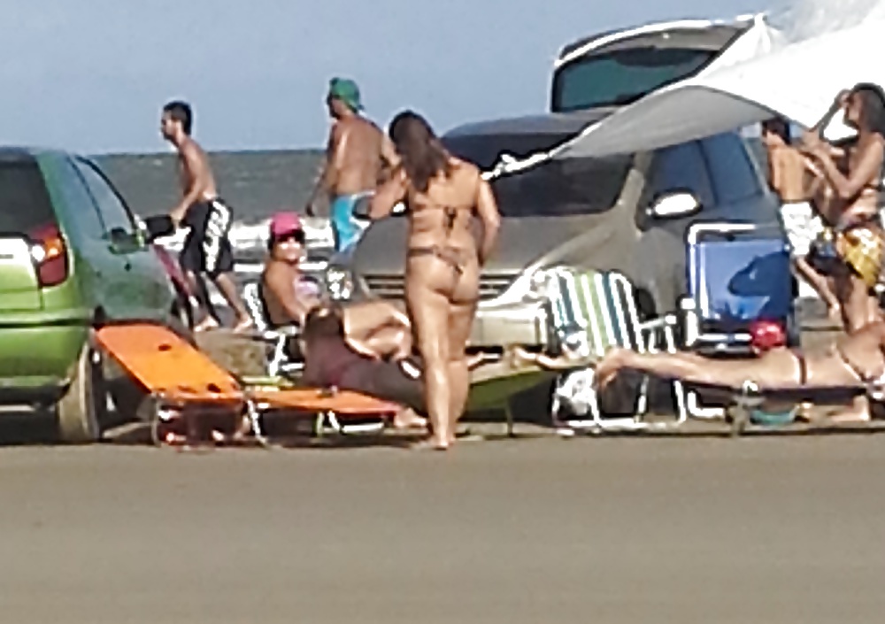 Amiguinhas se exibindo na praia - br 
 #30872552