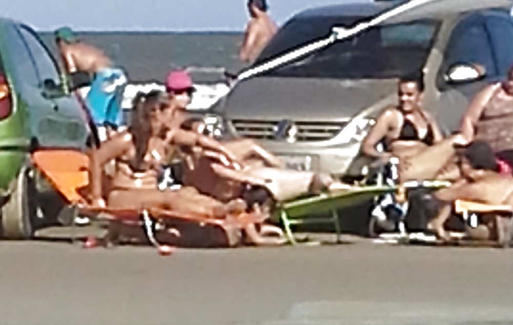 Amiguinhas se exibindo na praia - br 
 #30872556