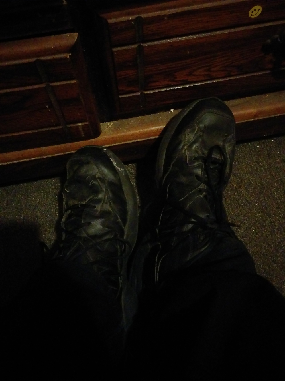 Quitándome los zapatos y los calcetines después del trabajo
 #41034554