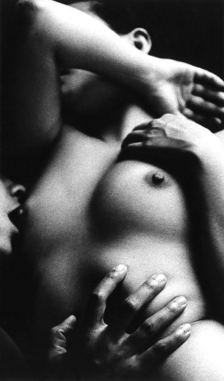 Fotos eróticas en blanco y negro encontradas al azar en la web
 #39488702