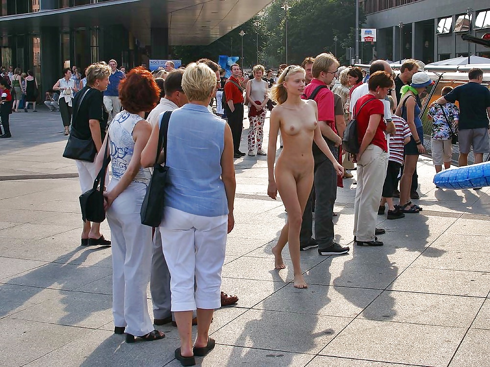 Nuda e arrapata in pubblico - sessione 2
 #29206291