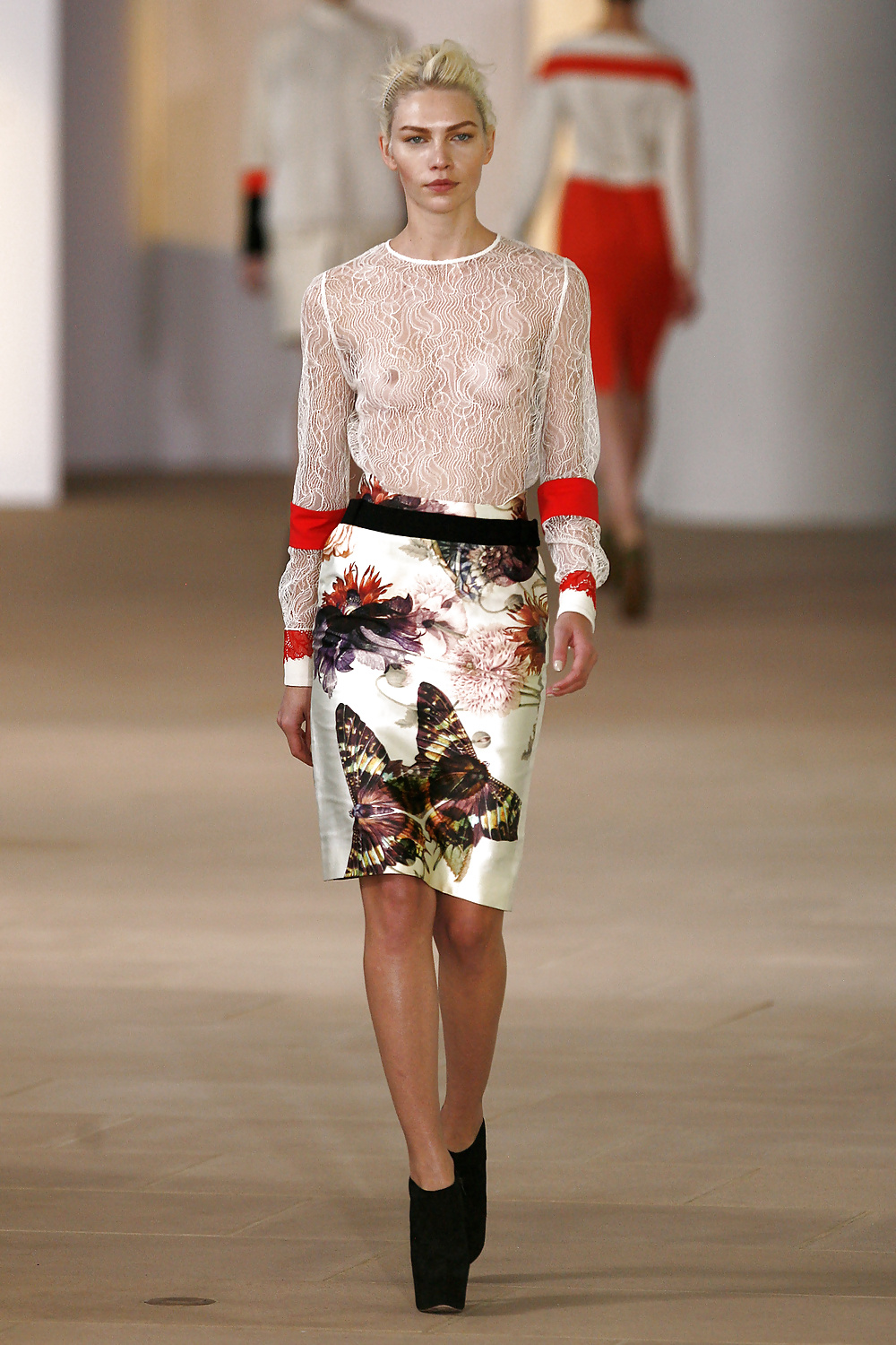 ランウェイの乳首
 #34871271