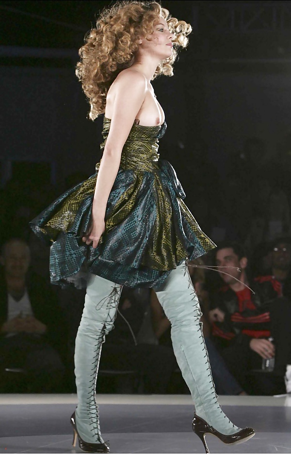 ランウェイの乳首
 #34871275