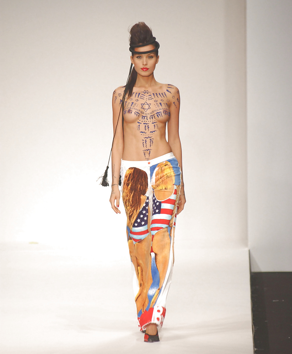 ランウェイの乳首
 #34871306