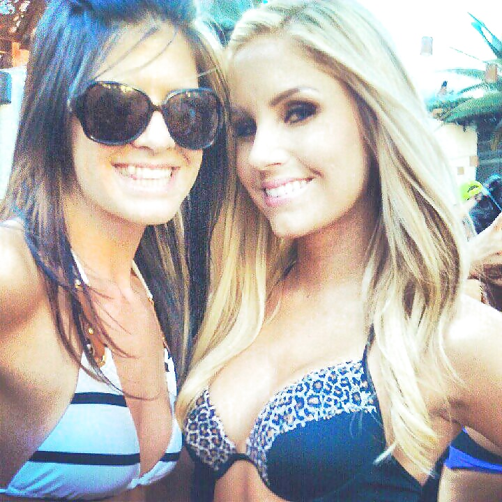 Más de mí y mis amigas de aspecto caliente
 #40739438