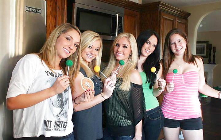 Más de mí y mis amigas de aspecto caliente
 #40739464