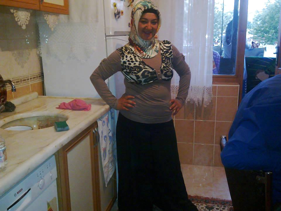 Arabisches Hijab, Turban Tragenden Frau Türkisch Katastrophe #23171874