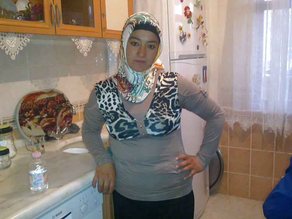 Arabisches Hijab, Turban Tragenden Frau Türkisch Katastrophe #23171892