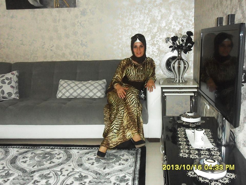 Arabisches Hijab, Turban Tragenden Frau Türkisch Katastrophe #23171908
