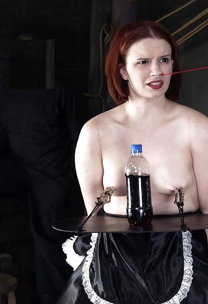 Chicas esclavas que sirven como bandejas de bebidas humanas
 #26961680