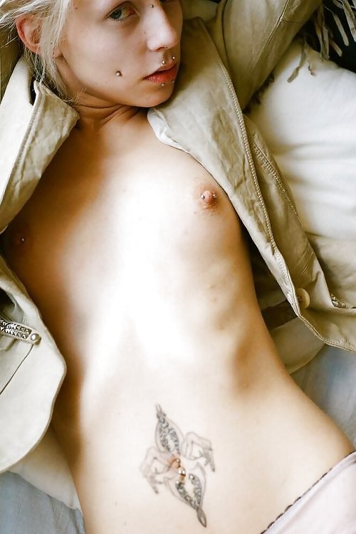 Chicas calientes piercings
 #40133156