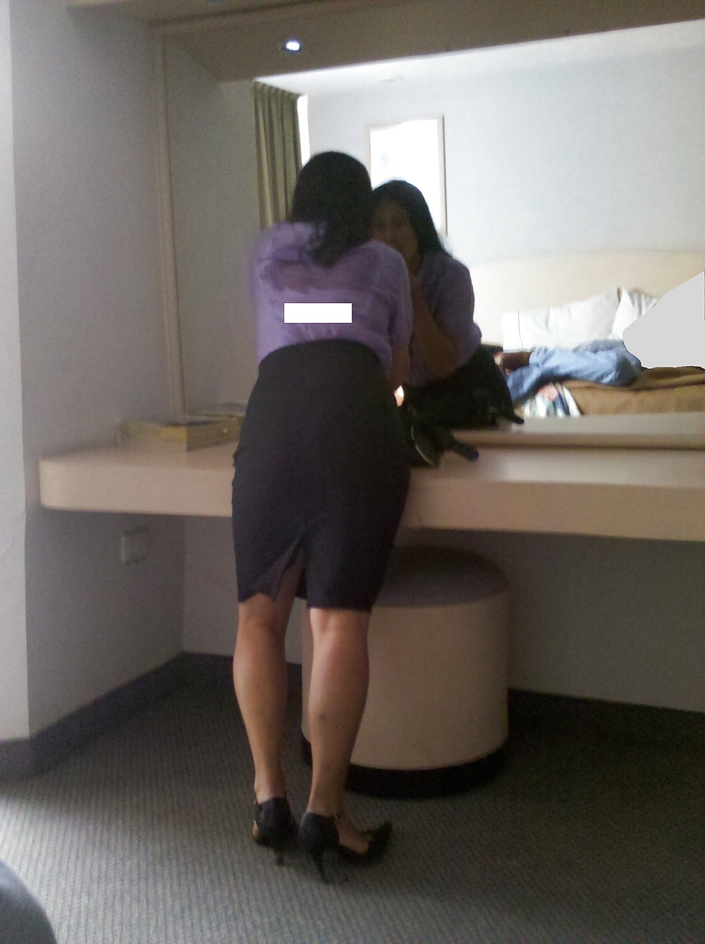 Mujer de oficina vestida sin ropa
 #36819059