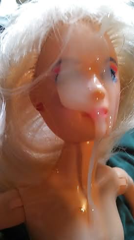 Nuttig Puppe Nimmt Eine Gesichts #36248026