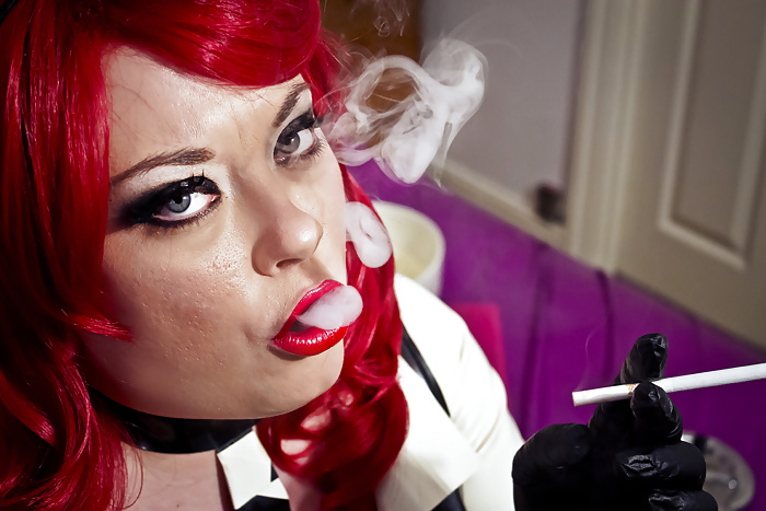 Tina SNUA Fumer Une Cigarette Dans Eve 120 Latex - Bbw Fetish #27416382