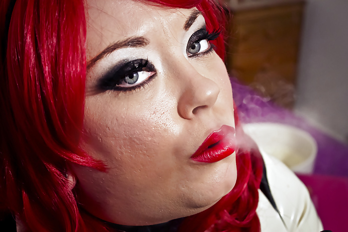 Tina SNUA Fumer Une Cigarette Dans Eve 120 Latex - Bbw Fetish #27416446