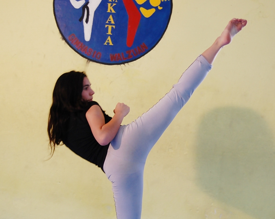 Ragazza ninja: giorno di allenamento in palestra di karate, pronta a spaccare il culo!
 #36191764