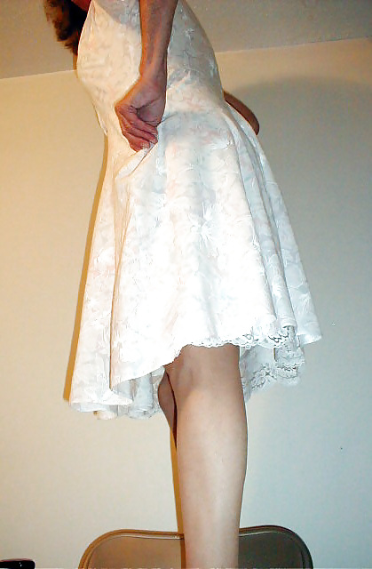 花柄のドレスと白いスリップのアップスカート
 #23420081