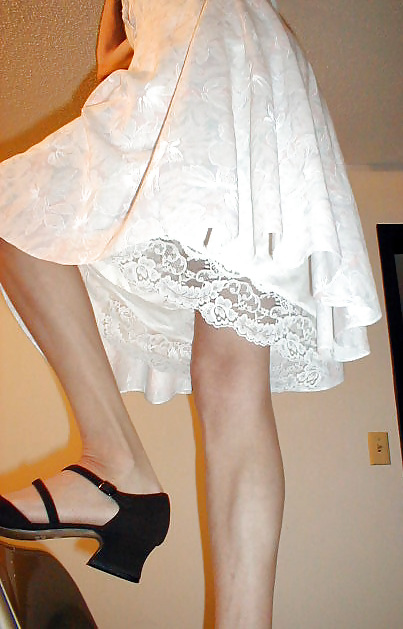 花柄のドレスと白いスリップのアップスカート
 #23420115