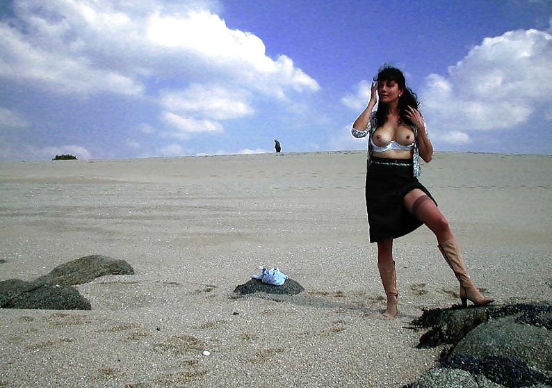 Francés nadine flashing en la playa 2003
 #27162933