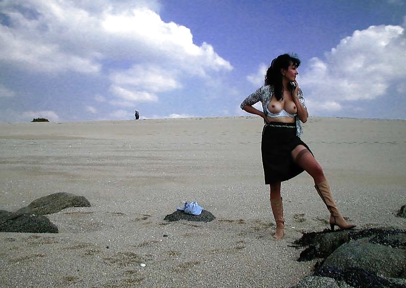 Francés nadine flashing en la playa 2003
 #27162944