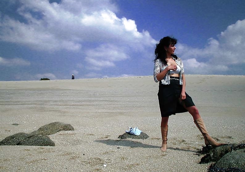 Francés nadine flashing en la playa 2003
 #27162951