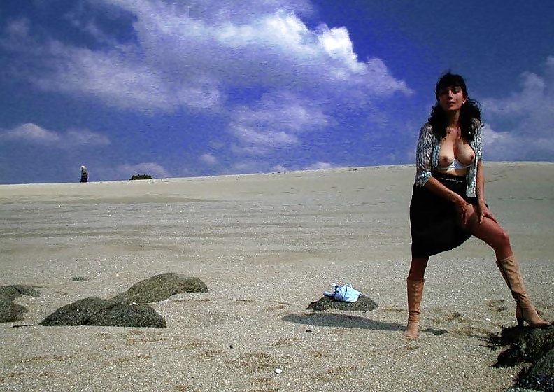 Francés nadine flashing en la playa 2003
 #27162969