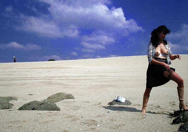 Francés nadine flashing en la playa 2003
 #27162976